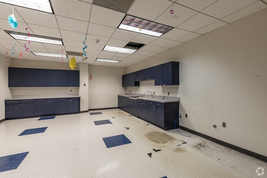 More Photos Of 333 Earle Ovington Blvd, Uniondale Office For Lease