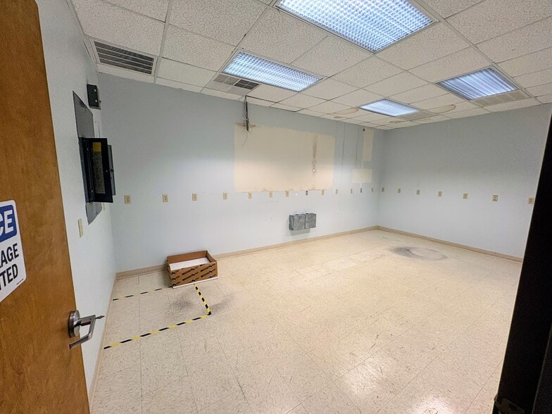 More Photos Of 6020 NW 4th Pl, Gainesville General Retail For Lease
