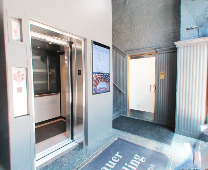 More Photos Of 224-230 W Huron St, Chicago Loft Creative Space For Lease
