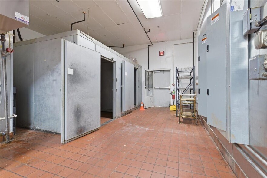 More Photos Of 2113 S Air Depot Blvd, Oklahoma City General Retail For Sale