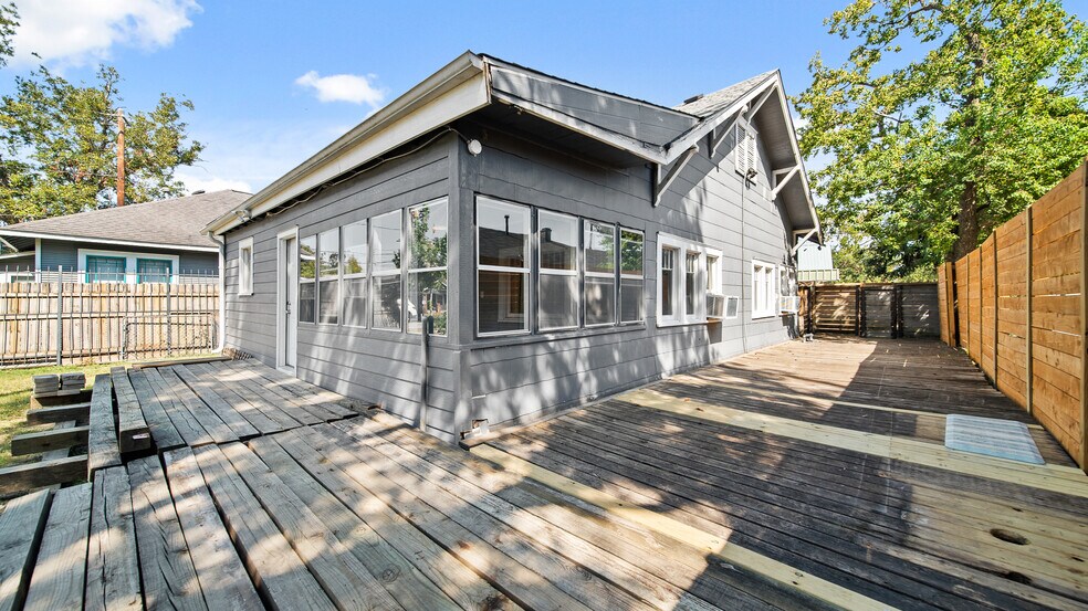 More Photos Of 6005 N Main St, Houston Office Residential For Sale