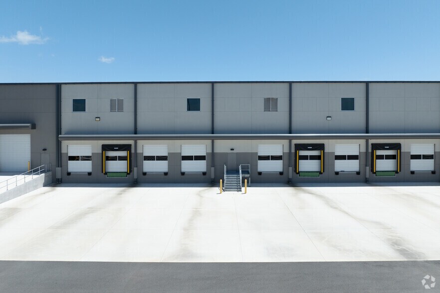 More Photos Of 2983 Faye Rd, Jacksonville Warehouse For Lease