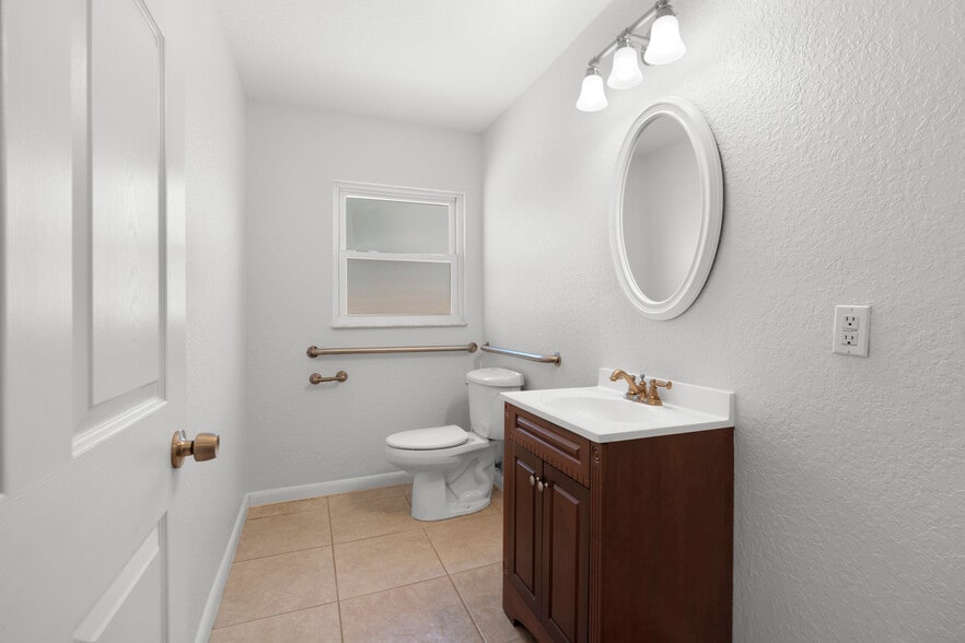 More Photos Of 2672 66th St N, Saint Petersburg Medical For Sale