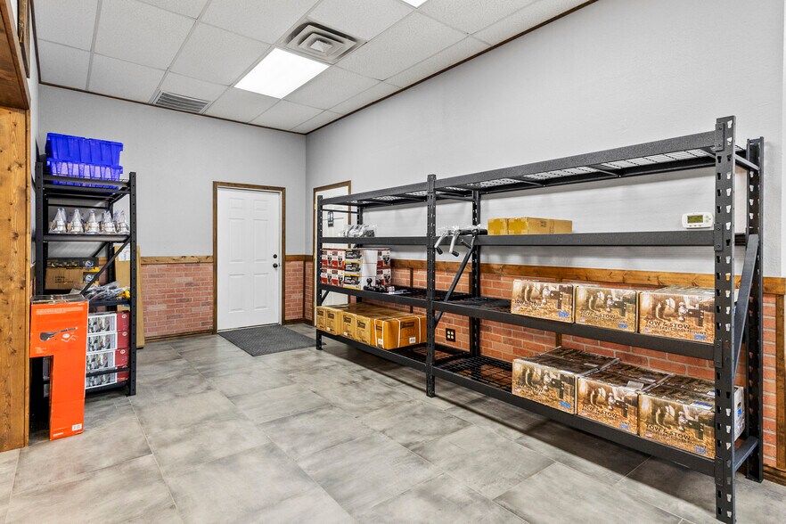 More Photos Of 17490 US Highway 69 S, Tyler Showroom For Sale