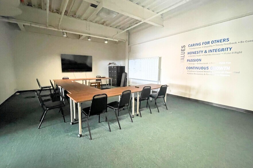 More Photos Of 430 Tunxis Hill Rd, Fairfield Warehouse For Sale