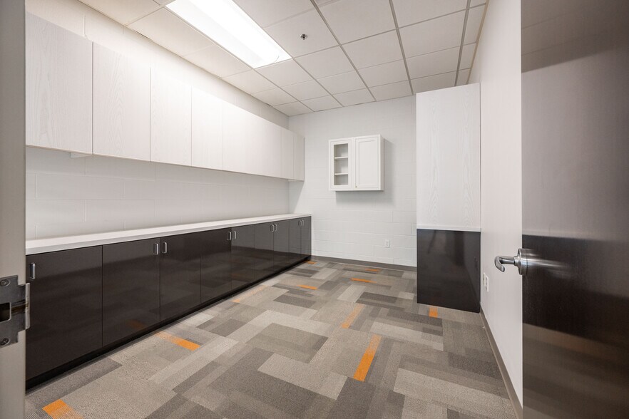 More Photos Of 10 Mile Hill Rd, Newtown Warehouse For Lease