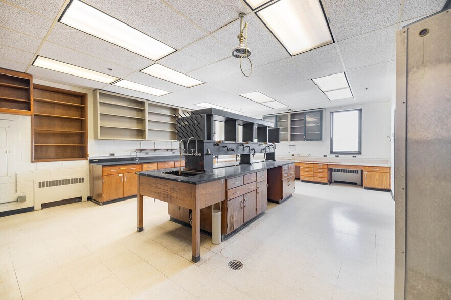 More Photos Of 110 E Warren Ave, Detroit Medical For Lease