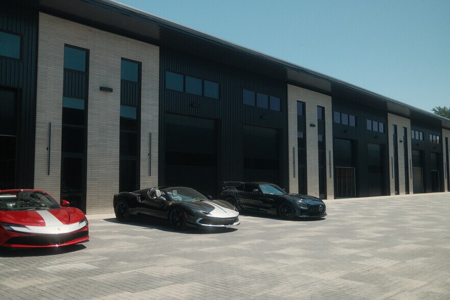 More Photos Of 2105 S 31st St, Rogers Showroom For Sale