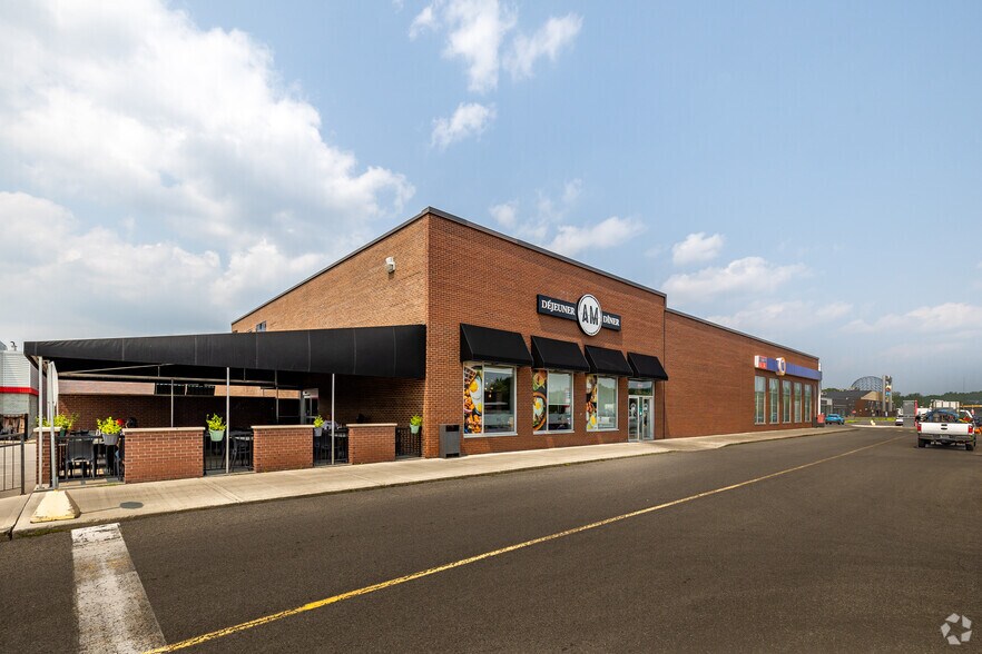 More Photos Of 2801 Boul Des Promenades, Sainte-Marthe-sur-le-Lac Freestanding For Lease