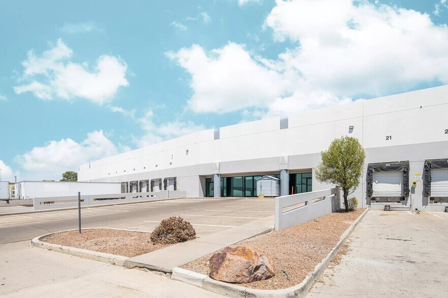 More Photos Of 12110 Esther Lama Dr, El Paso Distribution For Lease