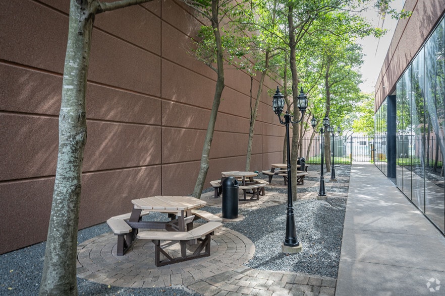 More Photos Of 6671 Southwest Fwy, Houston Office For Lease