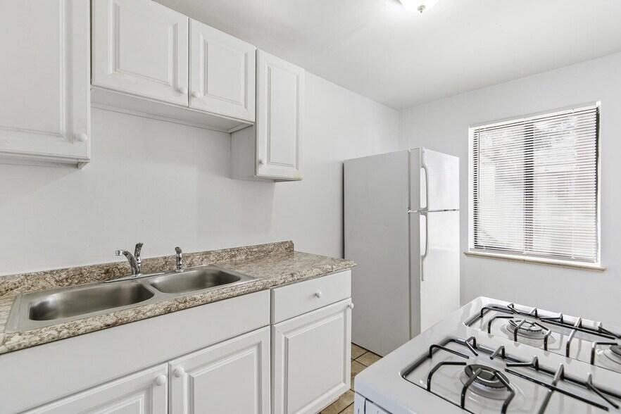 More Photos Of 1467 Joliet St, Aurora Apartments For Sale