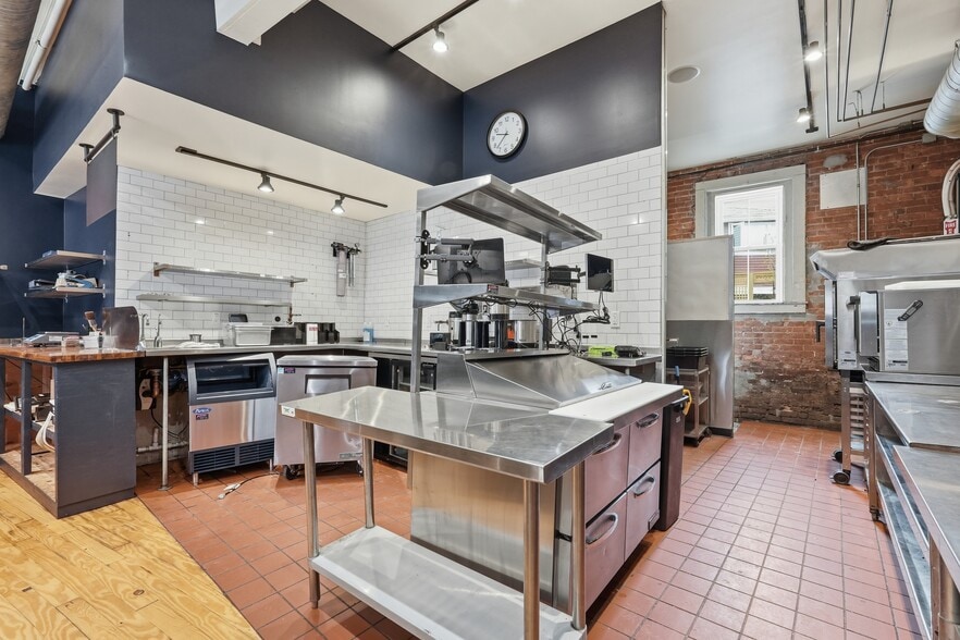 More Photos Of 1 Market St, Northampton Storefront Retail Residential For Lease