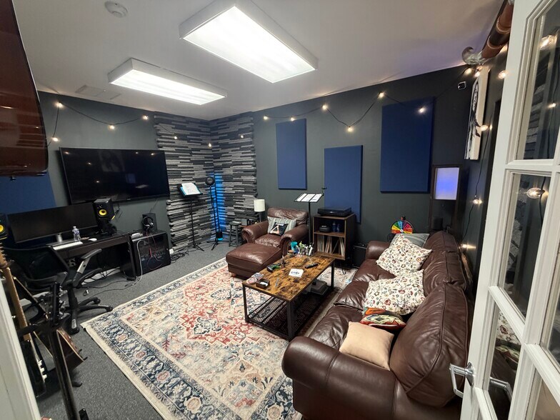 More Photos Of 460 Veit Rd, Huntingdon Valley Research And Development For Sale