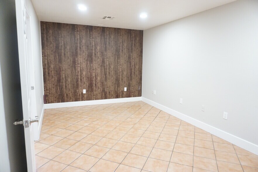 More Photos Of 5603 Northdale St, Houston Warehouse For Lease