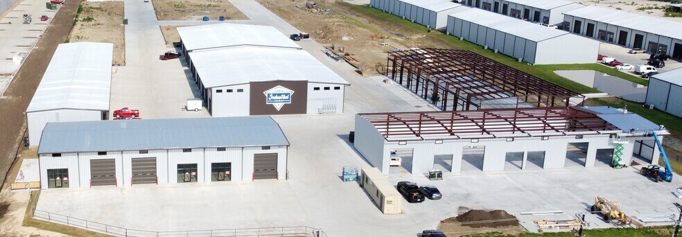 More Photos Of 13013 Harmon Rd, Fort Worth Service For Lease