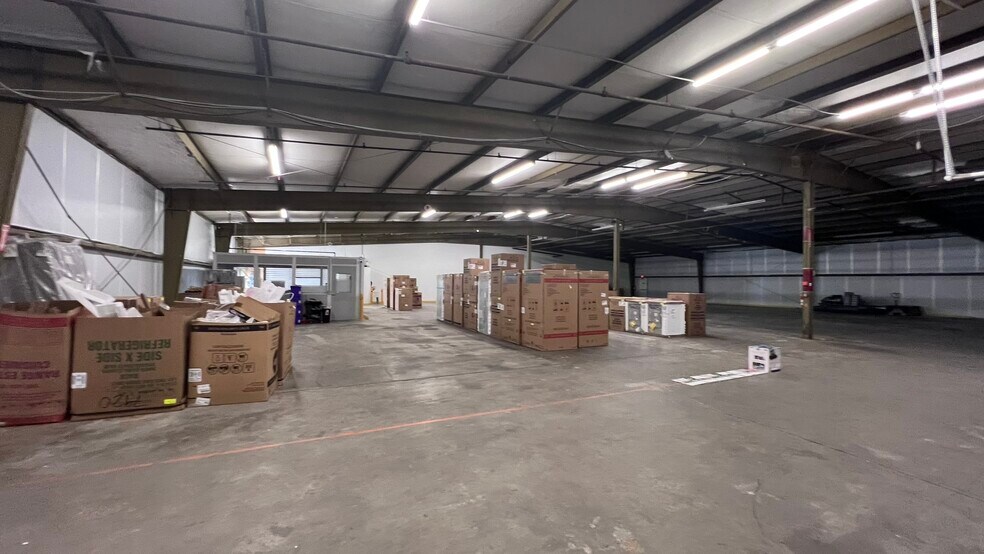 More Photos Of 6 NW Salevan Pl, Milford Warehouse For Lease