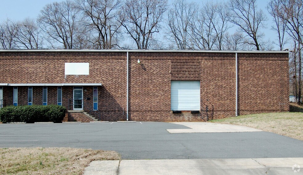 More Photos Of 515-517 Enterprise Dr, Charlotte Warehouse For Lease