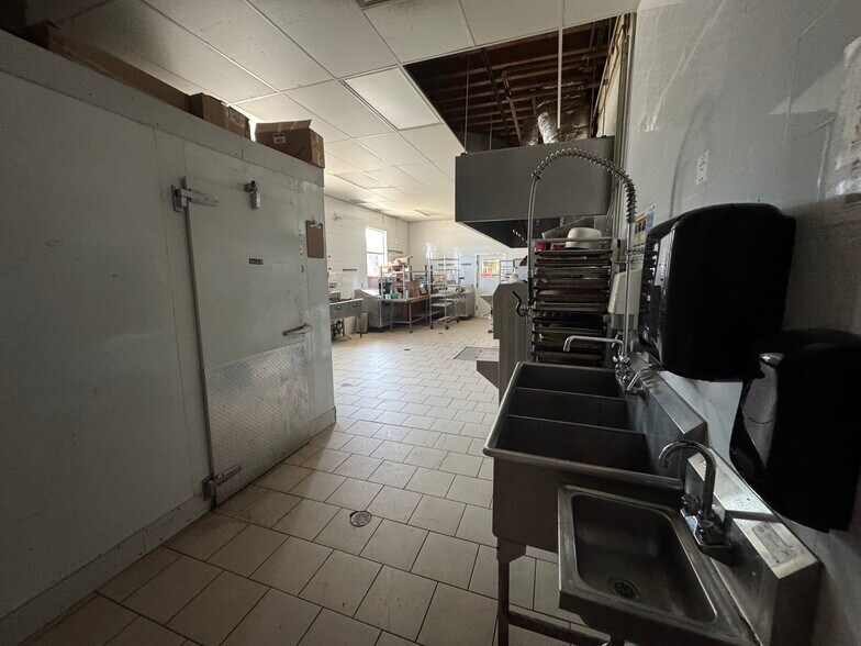 More Photos Of 174 Hamilton Rd, London Freestanding For Lease