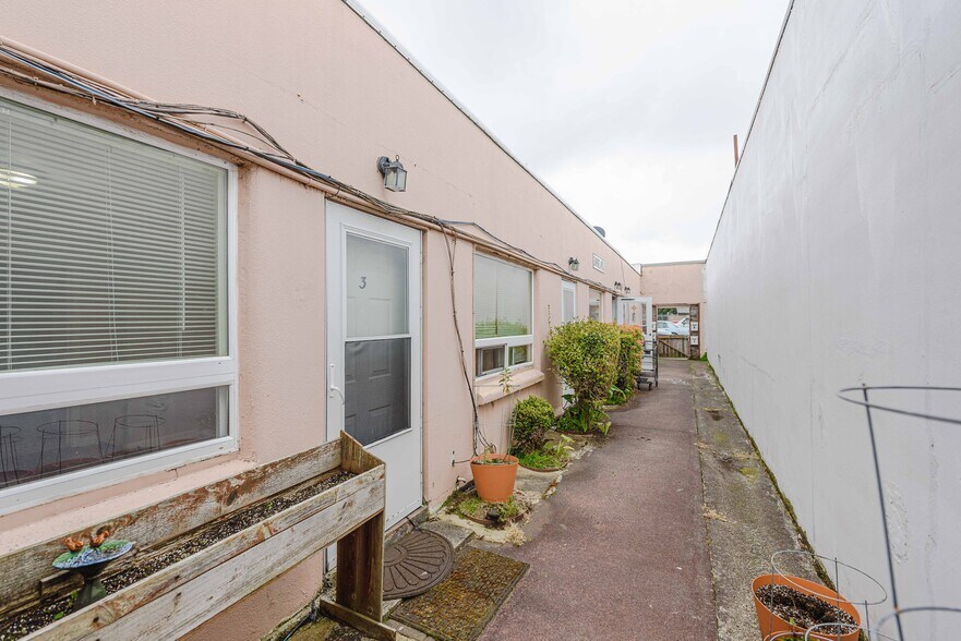 More Photos Of 562 Newmark St, Coos Bay Storefront For Sale