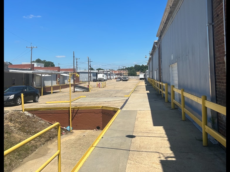 More Photos Of 100 N 13th St, Erwin Warehouse For Lease