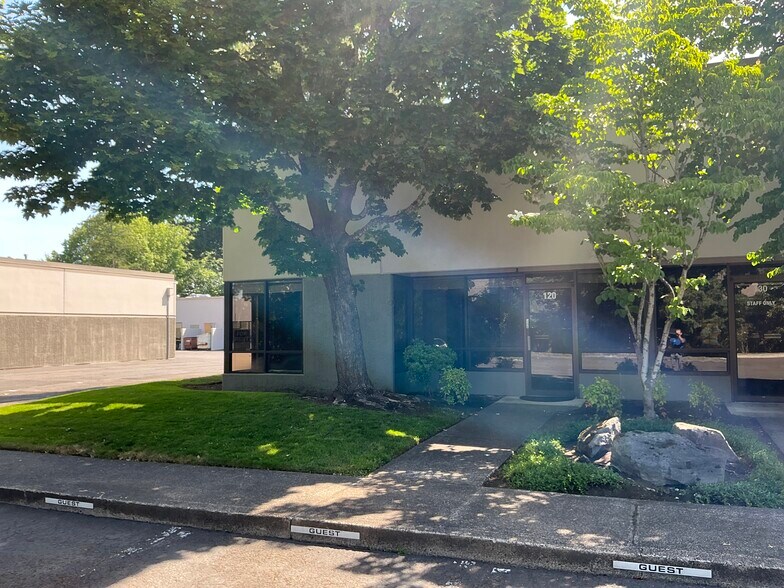 More Photos Of 5293 NE Elam Young Pky, Hillsboro Showroom For Lease