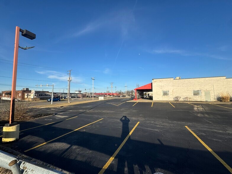 More Photos Of 13425 Snow Rd, Brook Park Freestanding For Lease