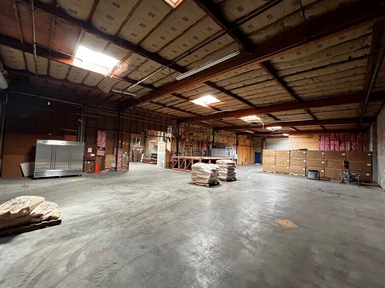 More Photos Of 860 Commerce St, Redding Warehouse For Lease