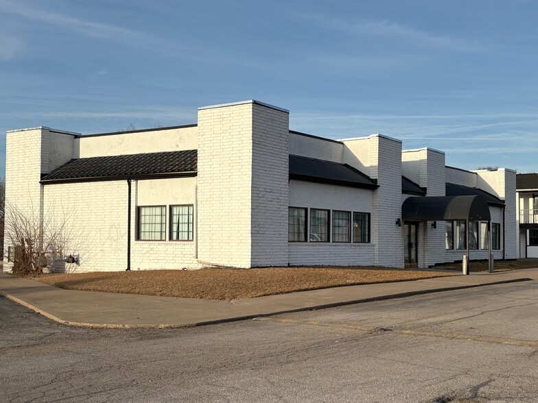 More Photos Of 11521 E Skelly Dr, Tulsa Restaurant For Lease