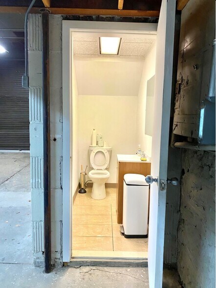 More Photos Of 1143-1147 47th Ave, Long Island City Showroom For Lease