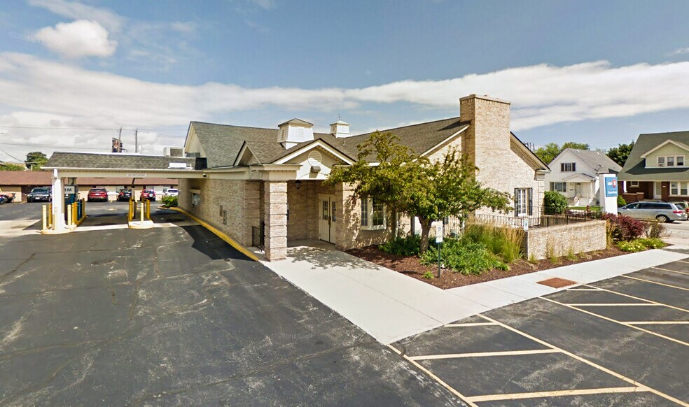 More Photos Of 3131 S 13th St, Milwaukee Bank For Sale