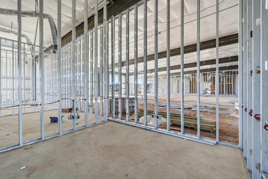 More Photos Of 2420 S 8th St, Rogers Flex For Lease