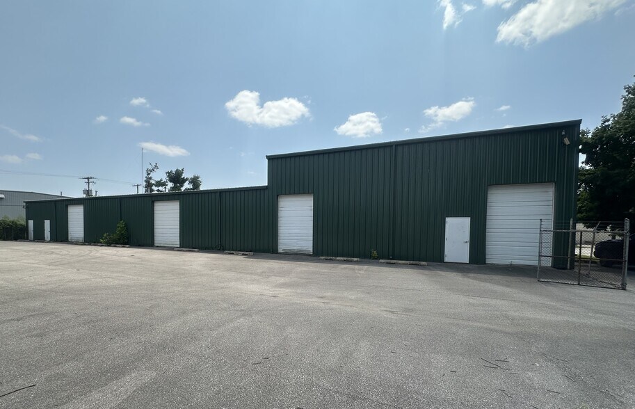 More Photos Of 2017 S Yost Ave, Bloomington Warehouse For Lease