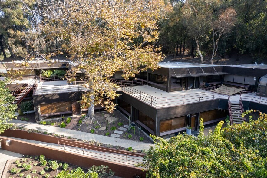 More Photos Of 29350 Pacific Coast Hwy, Malibu Office For Sale