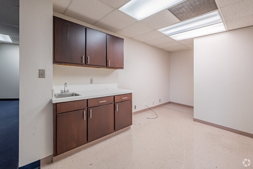 More Photos Of 6000 S Western Ave, Oklahoma City Office For Lease