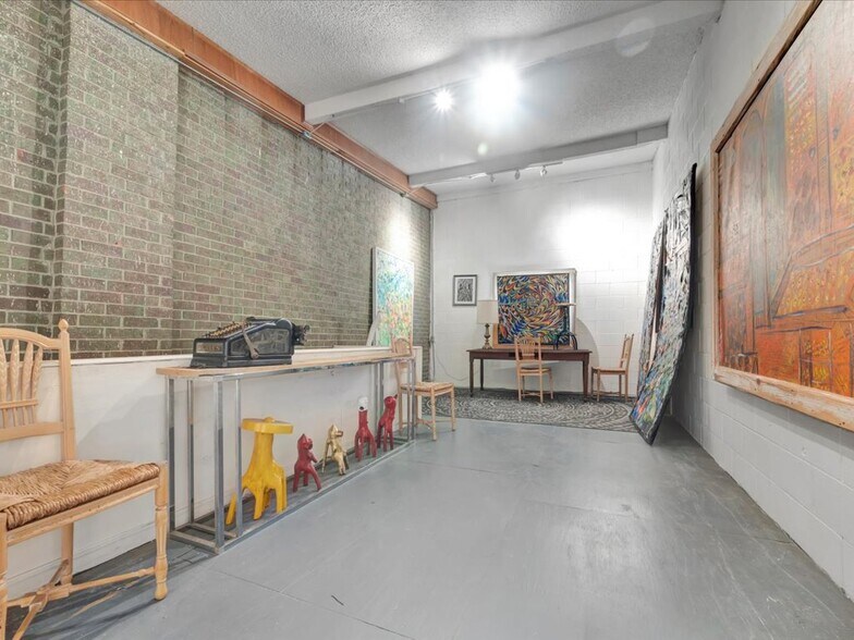 More Photos Of 132 Nacogdoches St, Center Storefront Retail Residential For Sale