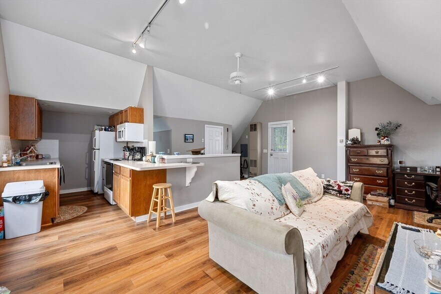 More Photos Of 37 School St, Hyannis Apartments For Sale