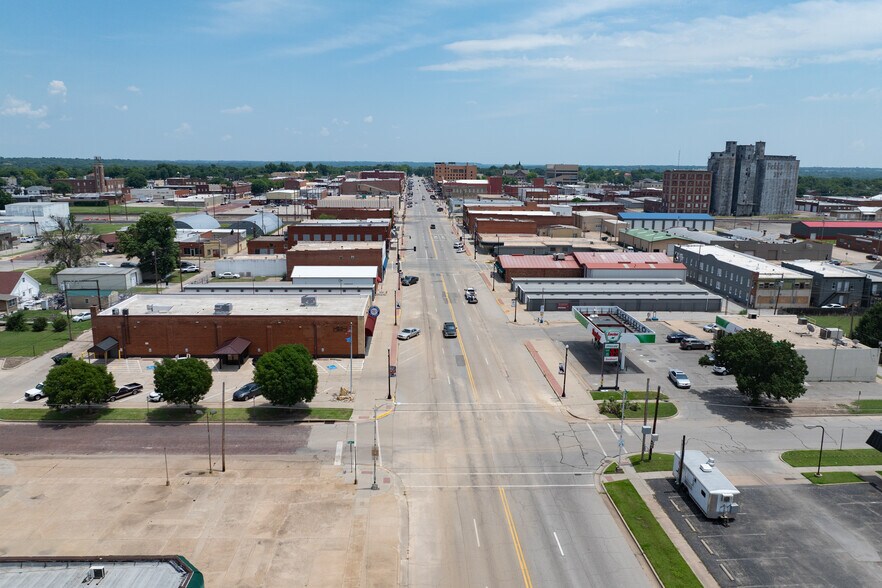 More Photos Of 300 W Grand Ave, Ponca City Freestanding For Sale