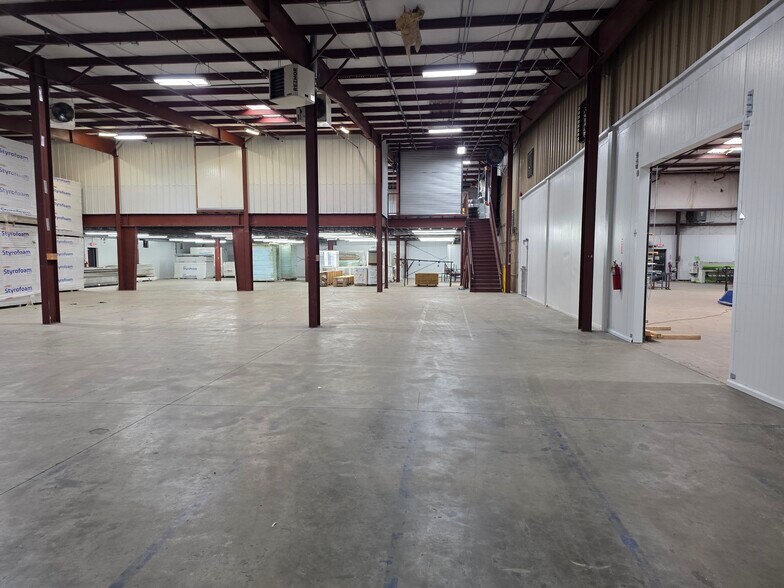 More Photos Of 318 Bell Park Dr, Woodstock Distribution For Lease