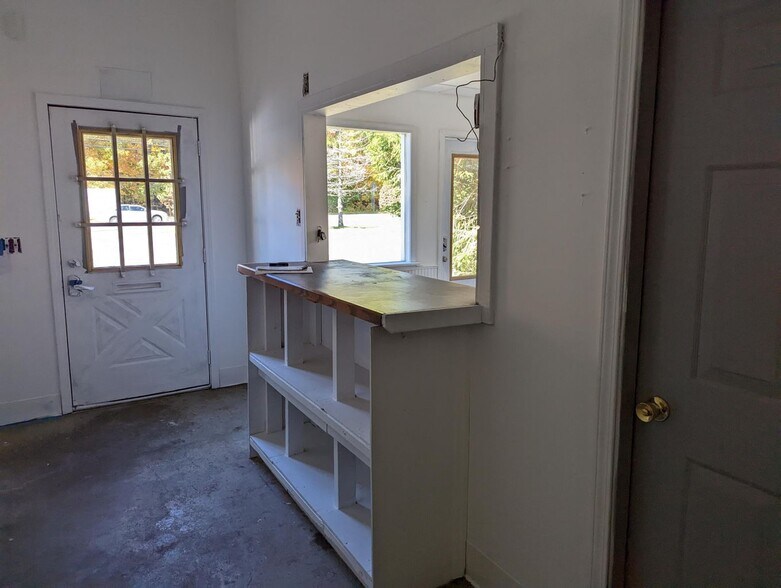 More Photos Of 211 Oakwood Ave, Troy Service For Lease