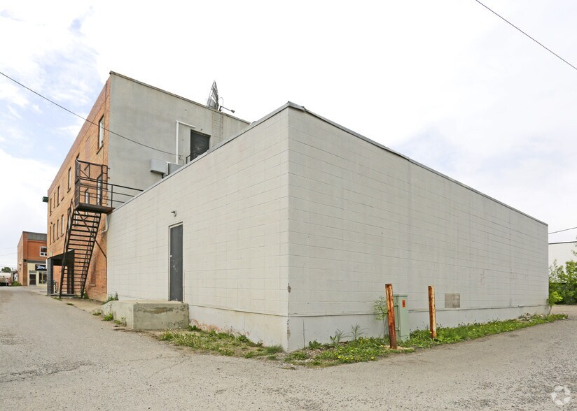More Photos Of 2014 19th Ave, Didsbury Hotel For Lease