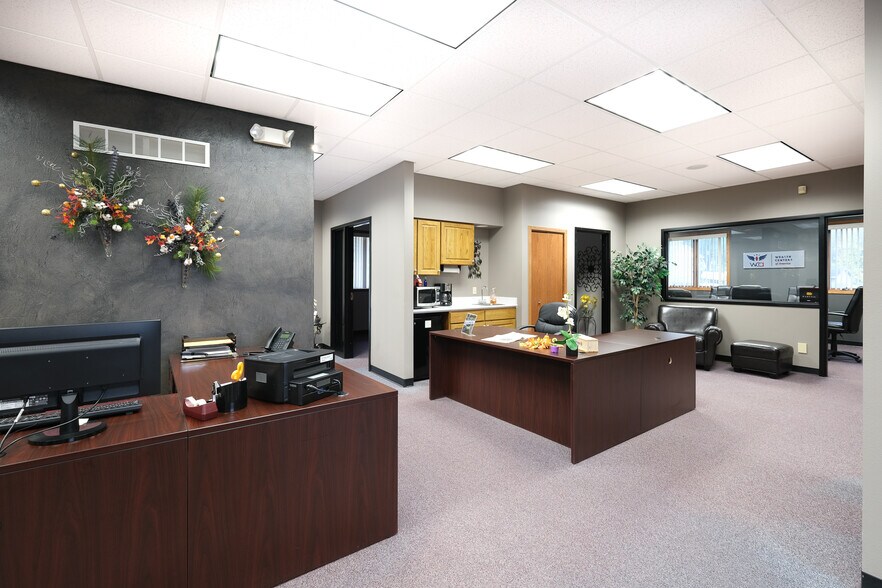 More Photos Of 40 Good Counsel Dr, Mankato Office For Sale