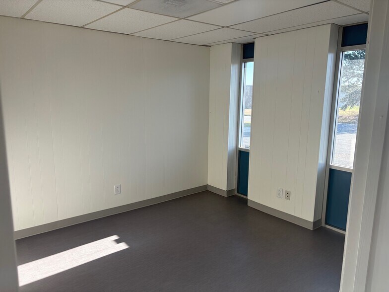 More Photos Of 515-517 Enterprise Dr, Charlotte Warehouse For Lease