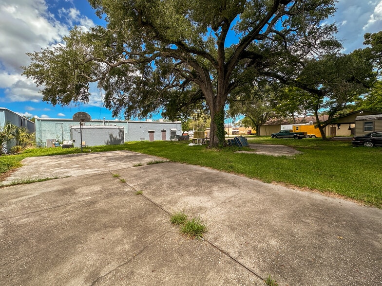 More Photos Of 1027 9th St W, Bradenton Shelter For Lease