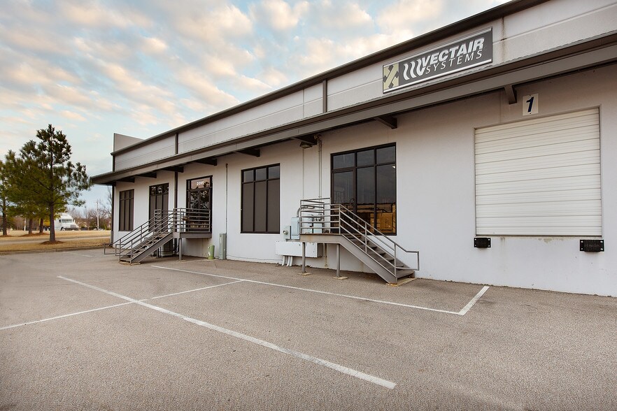 More Photos Of 2093 Thomas Rd, Memphis Unknown For Lease