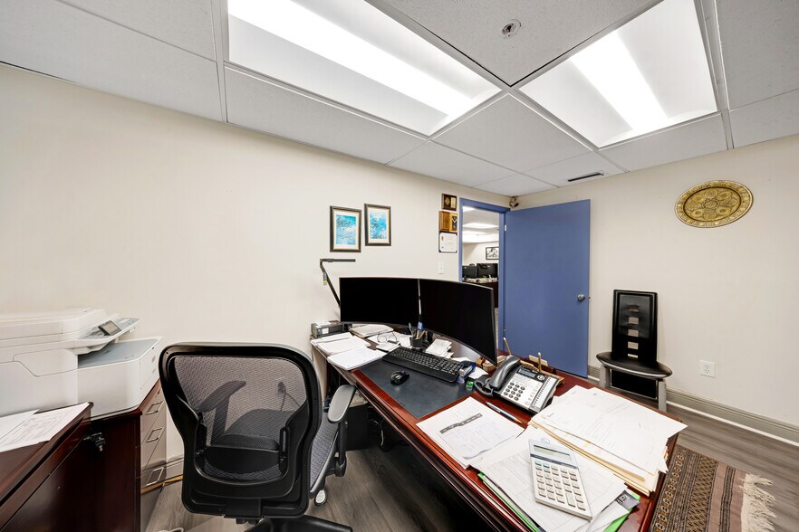 More Photos Of 7655-7669 NW 50th St, Miami Office For Sale