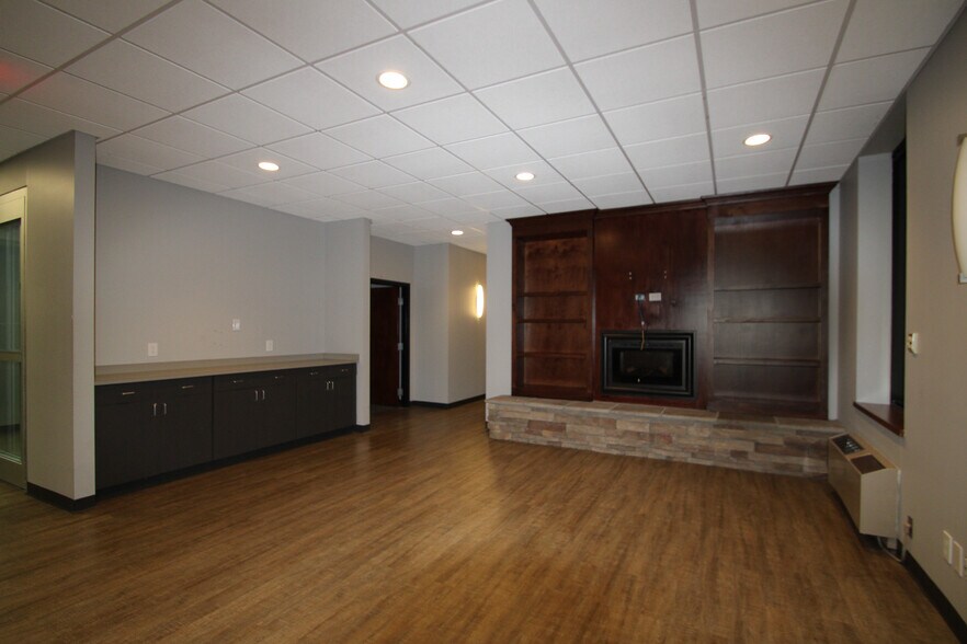 More Photos Of 9911 Shelbyville Rd, Louisville Office For Sale