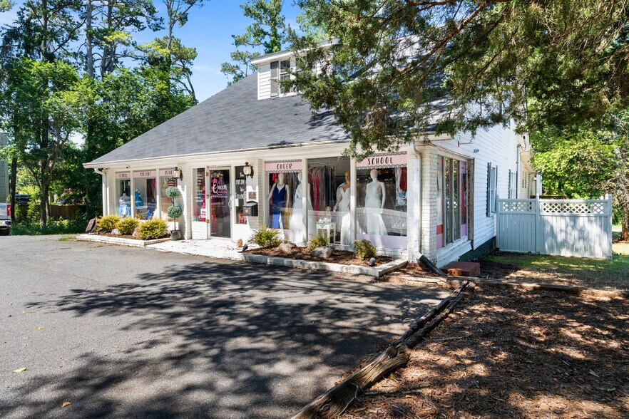 More Photos Of 9010 Main St, Woodstock Freestanding For Sale