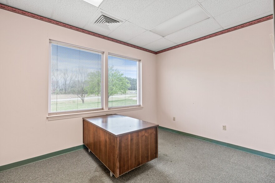 More Photos Of 512 Professional Park Rd, Clinton Medical For Sale