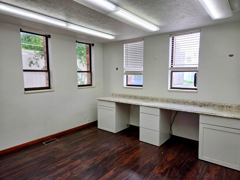 More Photos Of 2649 N Main St, Sunset Office For Sale
